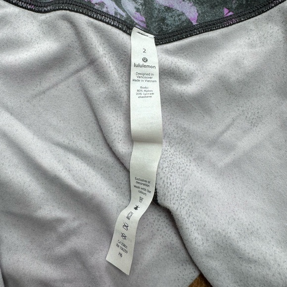 SOLD: π LULULEMON - Bike Shorts - Picture 5 of 8